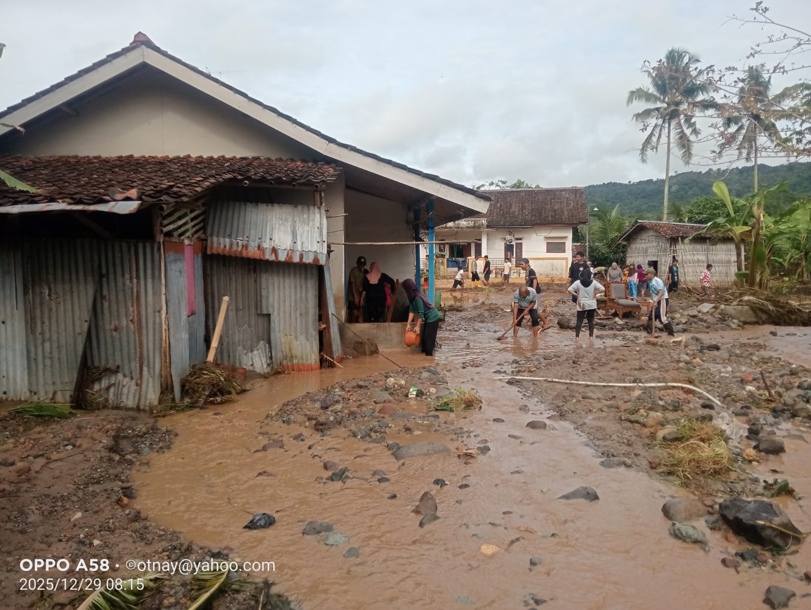 Warga membersihkan material lumpur sisa banjir yang merendam permukiman di Kecamatan Purabaya, Kabupaten Sukabumi, Minggu (28/12/2025). FT: Ist