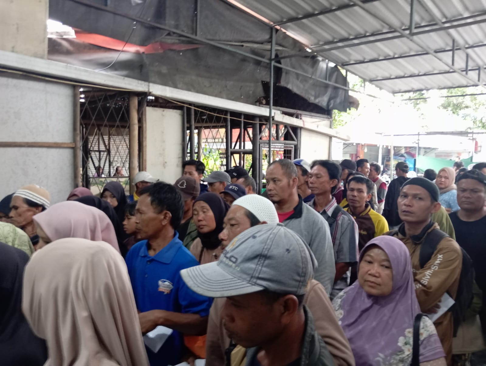 Lurah Cibadak menyoroti pembagian BLT Kesra oleh Kantor Pos yang dinilai minim koordinasi hingga menimbulkan antrean panjang warga. Ft: MANG DAW//INILAHSUKABUMI.COM