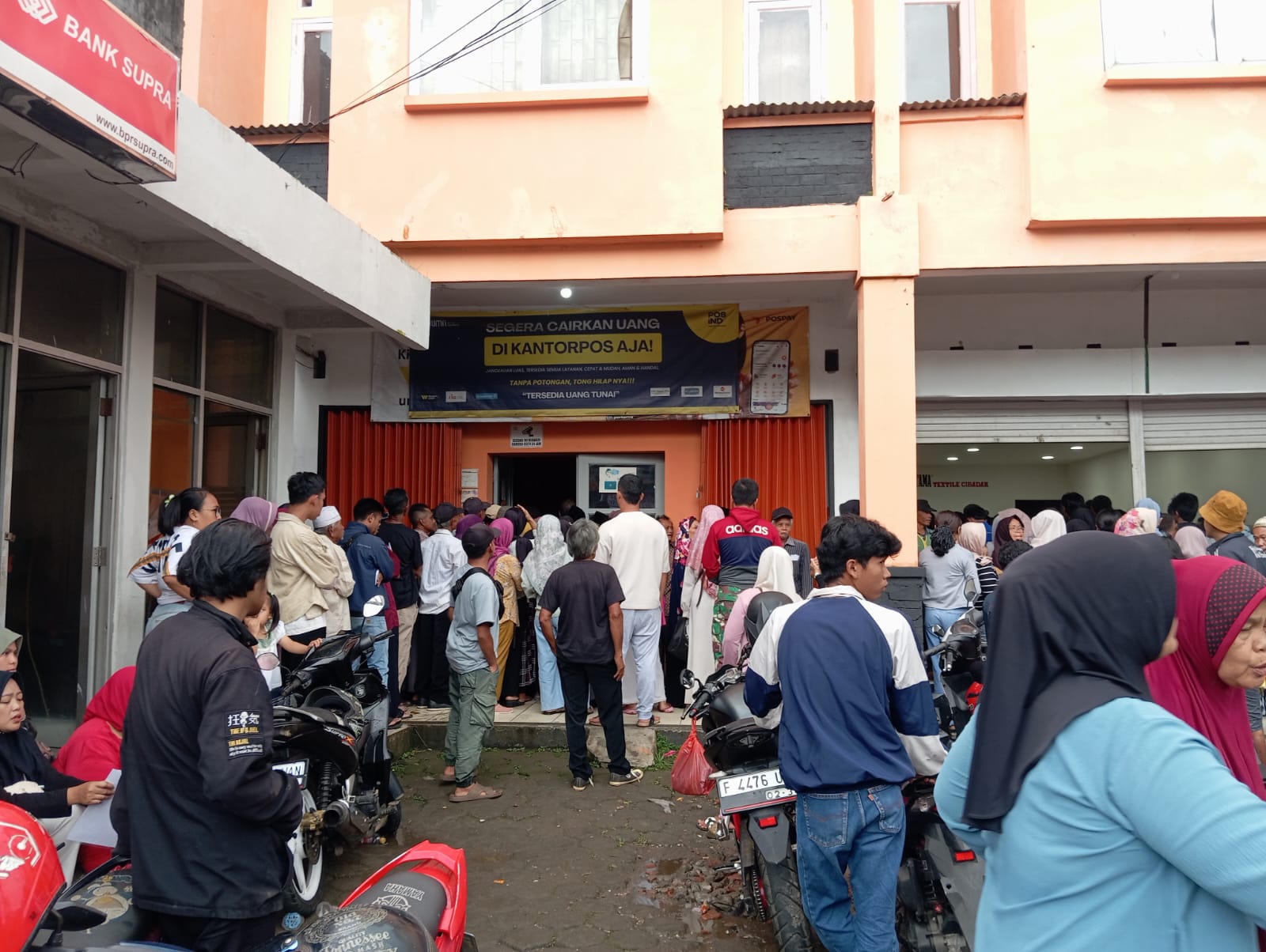 Pernyataan Kantor Pos Cibadak dan Camat Cibadak terkait koordinasi penyaluran Bantuan Langsung Tunai Kesejahteraan Rakyat (BLT Kesra) di Kecamatan Cibadak, Kabupaten Sukabumi, berbeda menyusul meninggalnya seorang warga usai menerima bantuan tersebut, Selasa (30/12/2025). Ft: Waldi//INILAHSUKABUMI.COM