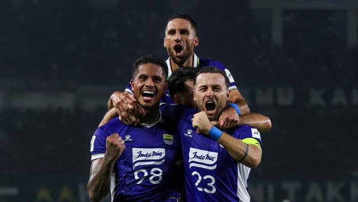 JUARA: Persib Bandung memetik kemenangan tipis atas PSM Makassar di lanjutan Super League, dalam laga di Stadion Gelora Lautan Api, Sabtu (27/12/2025). Foto: NurPhoto via Getty Images/NurPhoto