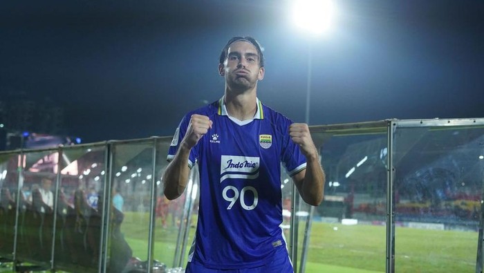 Pemain Persib Bandung Andrew Jung merayakan gol ke gawang PSM Makassar pada laga Liga 1 Indonesia di Stadion Gelora Bandung Lautan Api (GBLA), Sabtu (27/12/2025). Ft: Dok. Persib Bandung
