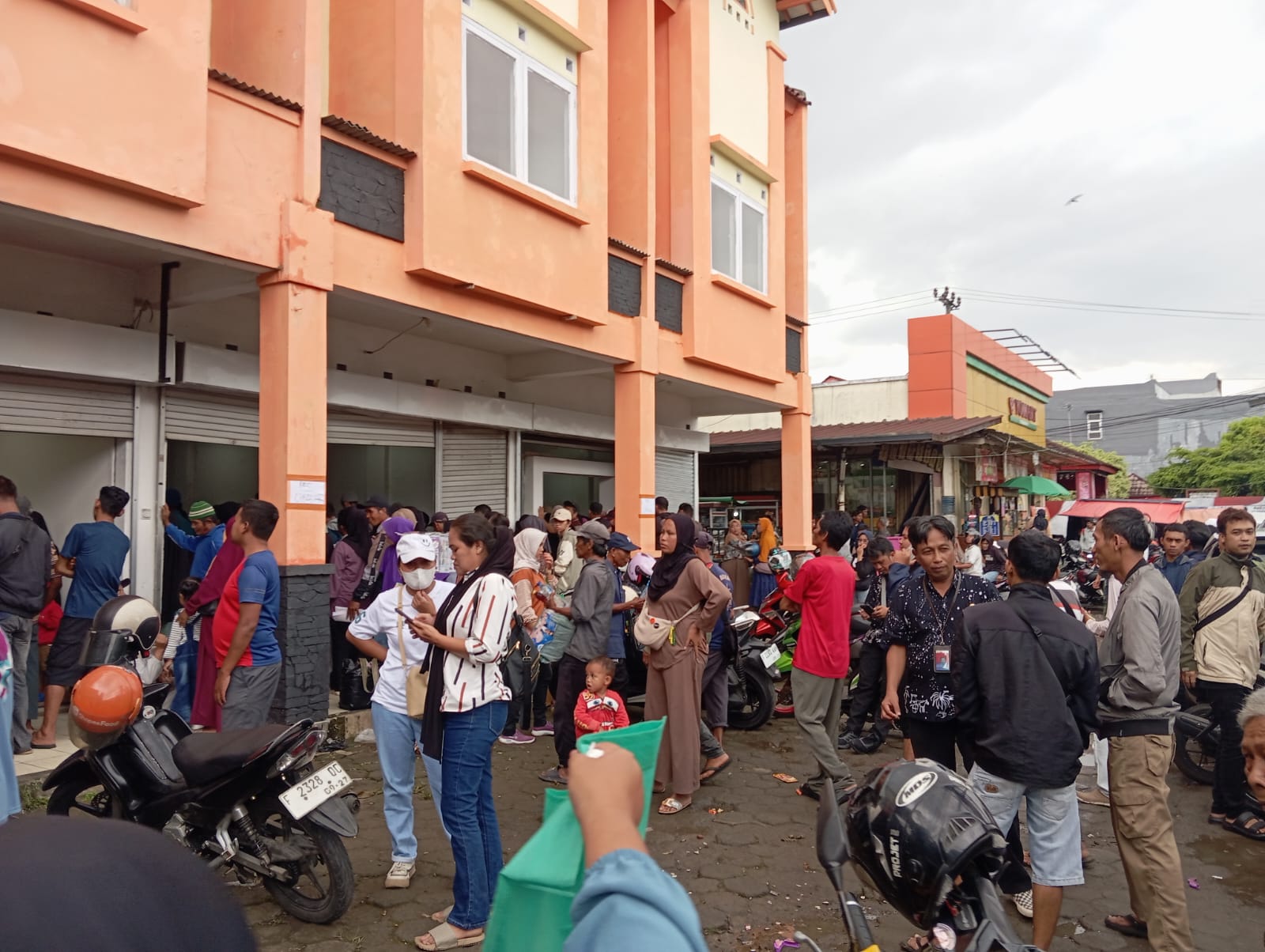 Seorang wanita lansia meninggal dunia saat mengantre pembagian BLT Kesra di Kantor Pos Cibadak, Kabupaten Sukabumi, Selasa (30/12/2025) pagi.