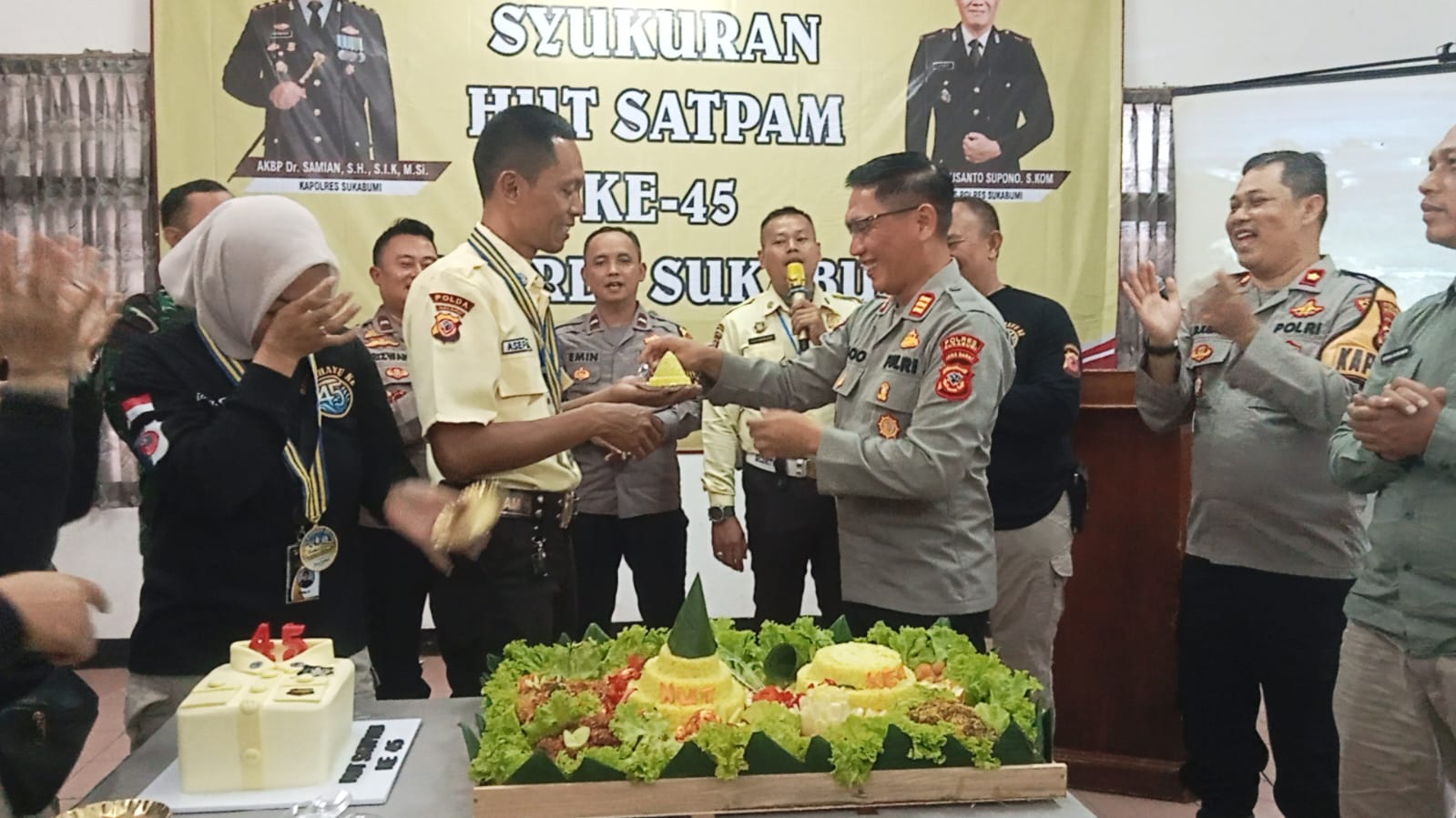 PENUH HANGAT: Kasat Binwas Polrea Sukabumi AKP Joko Susanto terlihat begitu akrab dengan Satpam pada Hut Satpam Ke-45 di Gedung B3D Kelurahan Cibadak, Kecamatan Cibadak, Kabupaten Sukabumi, Sabtu (10/1/2026). FOTO: IDAM//INILAHSUKABUMI.COM