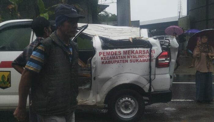 Ambulans di Sukabumi Tertimpa Pohon saat Melintas di Jalur Provinsi