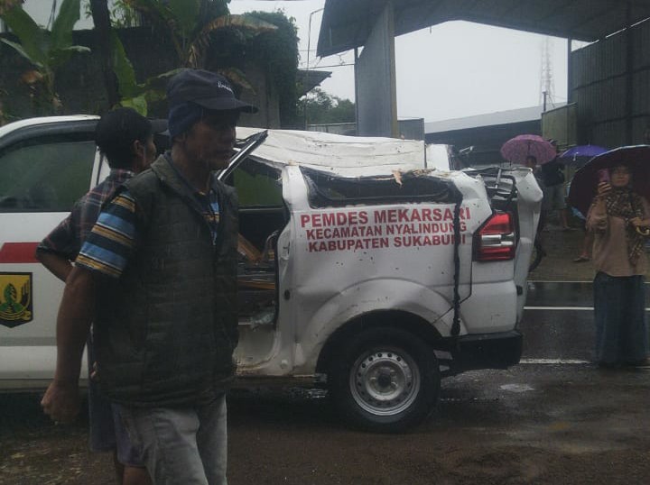 TERTIMPA POHON: Ambulans milik Pemdes Mekarsari mengalami kerusakan setelah tertimpa pohon tumbang di Kecamatan Nyalindung, Kabupaten Sukabumi, Rabu (21/1/2026). Beruntung, tidak ada korban jiwa dalam peristiwa tersebut. Foto: BPBD for INILAHSUKABUMI.COM