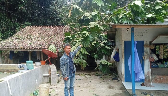 Angin Kencang ‘Ngamuk’ di Babakanpanjang Sukabumi, Rumah Warga Rusak