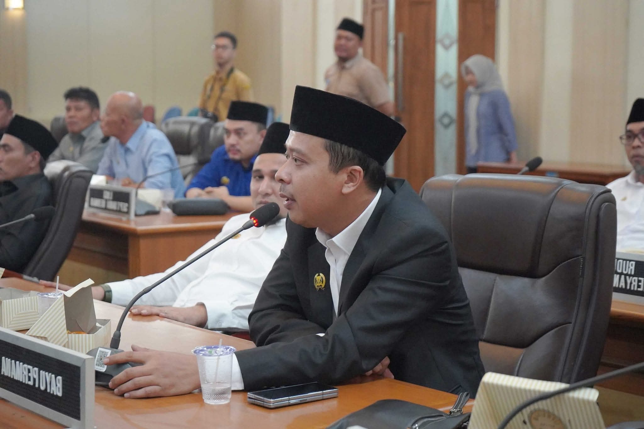 Ketua Bapemperda DPRD Kabupaten Sukabumi, Bayu Permana, menyampaikan pandangan dalam rapat kerja pembahasan empat Raperda luncuran tahun 2025 bersama OPD di lingkungan Pemerintah Kabupaten Sukabumi. Foto: Istimewa