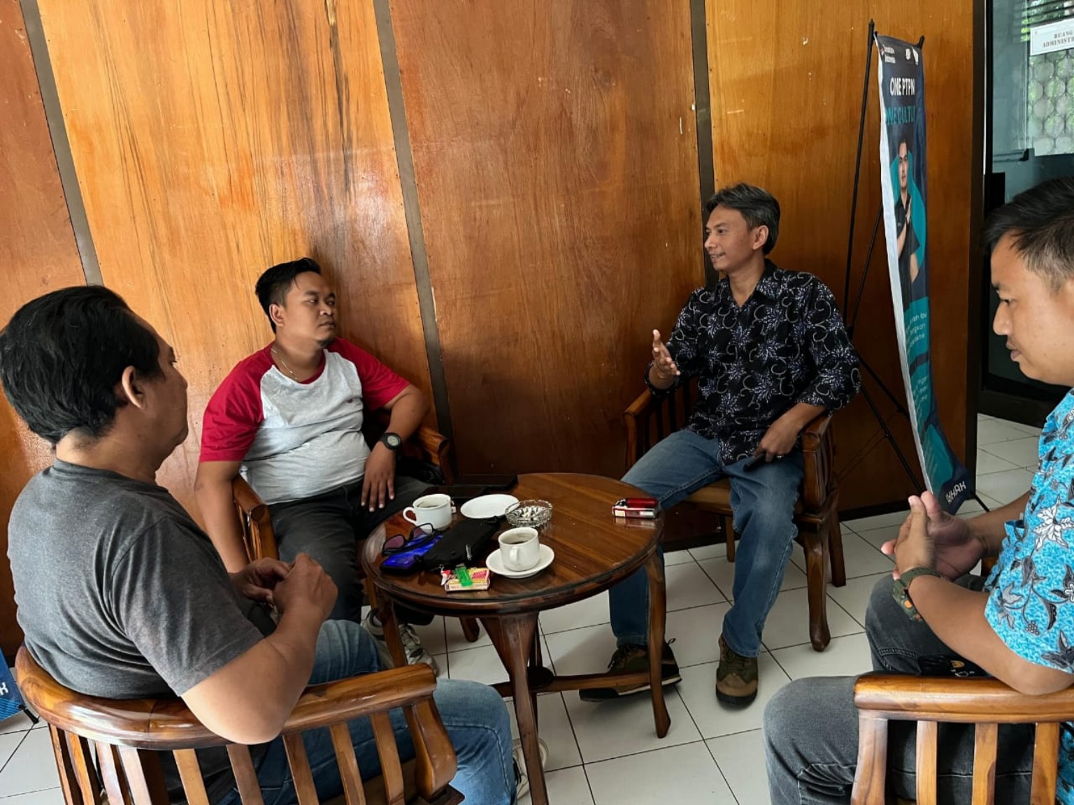 KLARIFIKASI: Manajemen PTPN IV Kebun Cibungur saat memberikan keterangan kepada wartawan inilahsukabumi.com terkait mekanisme dan realisasi program CSR perusahaan di Kabupaten Sukabumi, Kamis (8/1/2026). FT: KARIMULLAH//INILAHSUKABUMI.COM