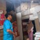 BERI BANTUAN: Camat Cibadak Mulyadi meninjau langsung rumah tidak layak huni milik warga Kampung Situ Saeur, Kelurahan Cibadak, Jumat (30/1/2026), sekaligus menyerahkan bantuan Program Rutilahu sebagai bentuk kepedulian pemerintah kecamatan terhadap kesejahteraan masyarakat. Foto: Idam/INILAHSUKABUMI.COM