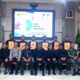 FOTO BERSAMA: Bupati Sukabumi bersama unsur Forkopimda dan kepala desa berprestasi berfoto bersama usai penyerahan piagam penghargaan dalam peringatan Hari Desa Nasional (Hardesnas) 2026 tingkat Kabupaten Sukabumi di Aula Setda Kabupaten Sukabumi, Kamis (15/1/2026). Sumber Foto: Humas Pemkab Sukabumi