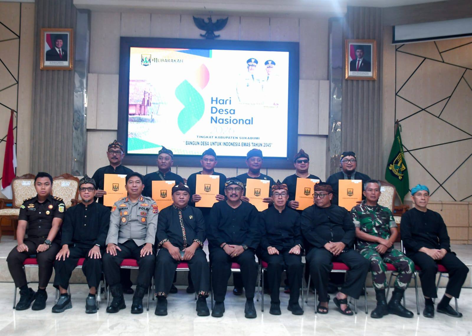 FOTO BERSAMA: Bupati Sukabumi bersama unsur Forkopimda dan kepala desa berprestasi berfoto bersama usai penyerahan piagam penghargaan dalam peringatan Hari Desa Nasional (Hardesnas) 2026 tingkat Kabupaten Sukabumi di Aula Setda Kabupaten Sukabumi, Kamis (15/1/2026). Sumber Foto: Humas Pemkab Sukabumi