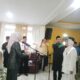 DIAMBIL SUMPAH: Prosesi pelantikan Kepala Desa Cijalingan Pengganti Antar Waktu (PAW), Dedah Hodijah, berlangsung khidmat di Kecamatan Cantayan, Kabupaten Sukabumi, Rabu (7/1/2026). FOTO: IDAM//INILAHSUKABUMI.COM