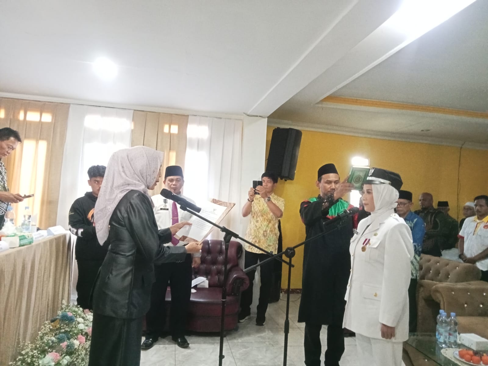 DIAMBIL SUMPAH: Prosesi pelantikan Kepala Desa Cijalingan Pengganti Antar Waktu (PAW), Dedah Hodijah, berlangsung khidmat di Kecamatan Cantayan, Kabupaten Sukabumi, Rabu (7/1/2026). FOTO: IDAM//INILAHSUKABUMI.COM