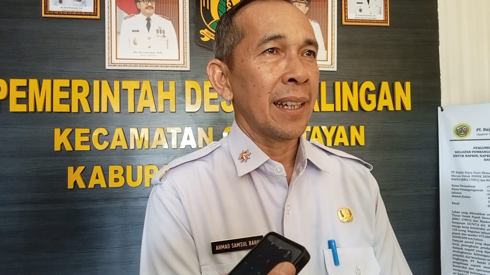 DIWAWANCARA: Kepala Dinas Pemberdayaan Masyarakat dan Desa (DPMD) Kabupaten Sukabumi, Ahmad Samsul Bahri saat memberikan keterangan kepada wartawan, Rabu (7/1/2026). FOTO: IDAM//INILAHSUKABUMI.COM