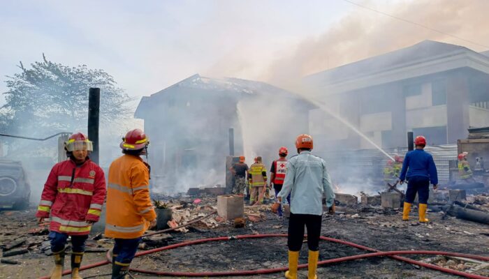 Lima Fakta Kebakaran Rumah Makan di Jalur Sukabumi