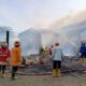 LUDES TERBAKAR: Petugas pemadam kebakaran saat memadamkan api yang menghanguskan Rumah Makan Parantina di Jalan Lingkar Selatan, Kota Sukabumi, Selasa (27/1/2026). Foto: Idam//INILAHSUKABUMI.COM