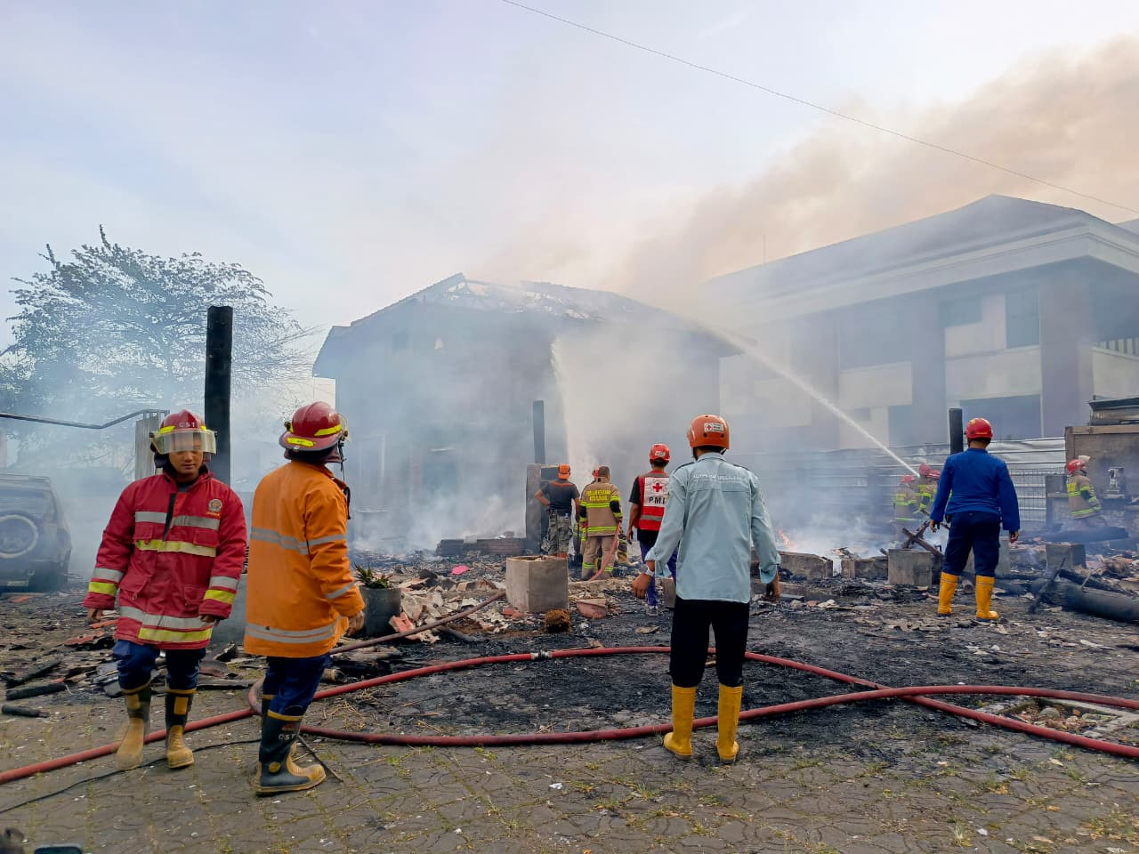 LUDES TERBAKAR: Petugas pemadam kebakaran saat memadamkan api yang menghanguskan Rumah Makan Parantina di Jalan Lingkar Selatan, Kota Sukabumi, Selasa (27/1/2026). Foto: Idam//INILAHSUKABUMI.COM