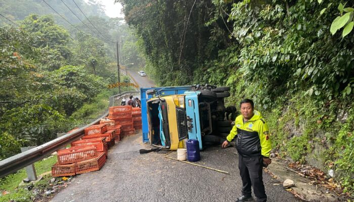 Truk Fuso Terguling di Tanjakan Cisarakan Palabuhanratu Sukabumi