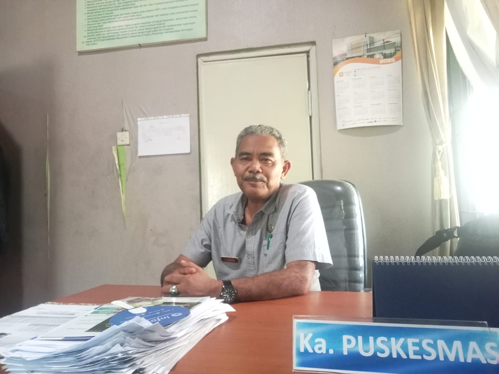 DIWAWANCARA: Kepala Puskesmas Cibadak, Nasihin mengajak seluruh masyarakat untuk bersama-sama menjaga kesehatan, melindungi anggota keluarga, serta mencegah meluasnya penularan Super Flu di wilayah Kecamatan Cibadak dan sekitarnya. FOTO: IDAM//INILAHSUKABUMI.COM