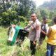 LAKALANTAS: Petugas kepolisian melakukan pengecekan di lokasi kecelakaan tunggal angkot yang terguling di Jalan Raya Palabuhanratu, tepatnya di tanjakan Baeud, Kecamatan Warungkiara, Kabupaten Sukabumi, Senin (26/1/2026). Foto: Karimullah//INILAHSUKABUMI.COM