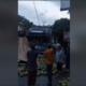 Kecelakaan truk pengangkut kelapa di Jalan Raya Citarik–Palabuhanratu, Kabupaten Sukabumi, Sabtu (24/1/2026) pagi, menyebabkan muatan tumpah ke badan jalan dan arus lalu lintas sempat tersendat. Sumber Foto: Tangkapan Layar Video Warga Net