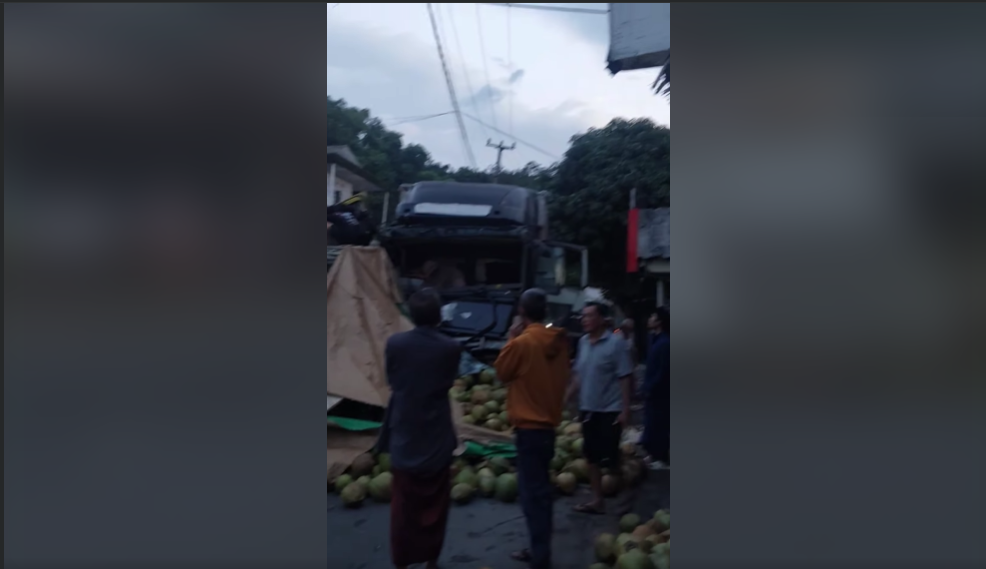 Kecelakaan truk pengangkut kelapa di Jalan Raya Citarik–Palabuhanratu, Kabupaten Sukabumi, Sabtu (24/1/2026) pagi, menyebabkan muatan tumpah ke badan jalan dan arus lalu lintas sempat tersendat. Sumber Foto: Tangkapan Layar Video Warga Net