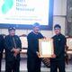PENGHARGAAN: Lurah Cibadak, Ridwan Kuriawan saat menerima Piagam Penghargaan Sri Baduga dari Pemerintah Provinsi Jawa Barat oleh Bupati Sukabumi, Asep Japar pada peringatan Hari Desa Nasional (Hardesnas) 2026 tingkat Kabupaten Sukabumi di Aula Setda Kabupaten Sukabumi, Kamis (15/1/2026). Sumber Foto: Humas Pemkab Sukabumi