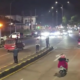 ONE WAY: Petugas kepolisian mengatur arus lalu lintas saat penerapan sistem one way di jalur Sukabumi–Bogor pada malam hari guna mengurai kepadatan kendaraan. Sumber Foto: Net/Istimewa