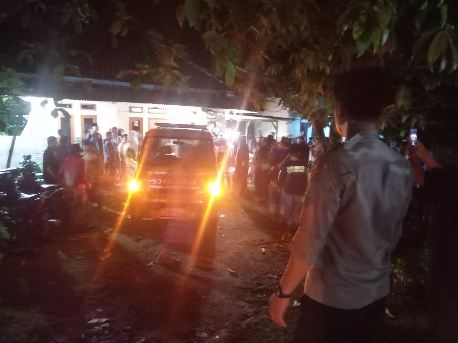 Suasana rumah duka di Desa Purwasedar, Kecamatan Ciracap, Kabupaten Sukabumi, saat jenazah pekerja migran Indonesia (PMI) tiba setelah enam bulan proses pemulangan dari Kamboja, Minggu malam (18/1/2026) lalu. Foto: Istimewa