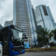 ILUSTRASI: Bus Transjakarta melintas di kawasan pusat perkantoran Jakarta, terkait penanganan kasus dugaan pelecehan di transportasi umum. Sumber Foto: Istimewa/Net