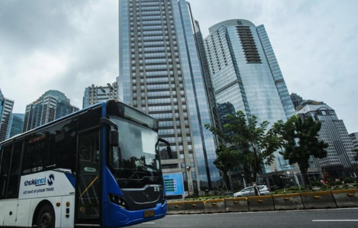 ILUSTRASI: Bus Transjakarta melintas di kawasan pusat perkantoran Jakarta, terkait penanganan kasus dugaan pelecehan di transportasi umum. Sumber Foto: Istimewa/Net