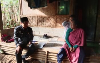 PENGABDIAN: Asep Purnawan, saat menjalankan tugasnya sebagai pendamping PKH di Cibadak Sukabumi, untuk hadir, mendengar, dan menguatkan KPM. Foto: Kang Awank/INILAHSUKABUMI.COM