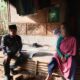 PENGABDIAN: Asep Purnawan, saat menjalankan tugasnya sebagai pendamping PKH di Cibadak Sukabumi, untuk hadir, mendengar, dan menguatkan KPM. Foto: Kang Awank/INILAHSUKABUMI.COM