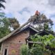 EVAKUASI POHON TUMBANG: Petugas gabungan saat mengevakuas pohon tumbang yang menimpa rumah warga di wilayah Desa Nagrak Utara, Kecamatan Nagrak, Kabupaten Sukabumi, Sabtu (24/1/2026). Foto: Dok. BPBD Kabupaten Sukabumi