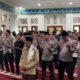 KHUSYUK: Polres Sukabumi menggelar shalat ghaib dan doa bersama untuk dua anggota Polri yang gugur dalam tugas dan para korban bencana alam di wilayah Cisarua, Kabupaten Bandung Barat, di Masjid Adh-Durachman Polres Sukabumi, Rabu (28/1/2026). Foto: Istimewa