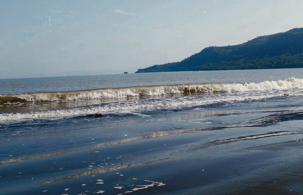NAMPAK INDAH: Pantai Palangpang merupakan salah satu potensi alam utama Desa Ciwaru yang memiliki hamparan pasir putih keabuan dengan bentuk unik menyerupai tapal kuda jika dilihat dari ketinggian. Sumber Foto: Istimewa