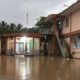 TERENDAM BANJIR: Kondisi Puskesmas Palabuhanratu terendam banjir saat hujan deras, yang kembali melumpuhkan pelayanan kesehatan dan menjadi dasar Pemkab Sukabumi menyiapkan anggaran relokasi pada tahun 2026. Sumber Foto: Istimewa
