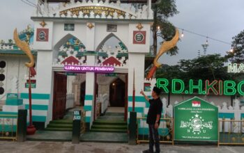 TEMPAT KERAMAT: Gerbang Makam Raden Boros Ngora di Kecamatan Ciambar, Kabupaten Sukabumi, menjadi salah satu destinasi wisata religi yang ramai diziarahi masyarakat sebagai bagian dari pelestarian sejarah dan budaya Sunda. Sumber Foto: Ist/Met