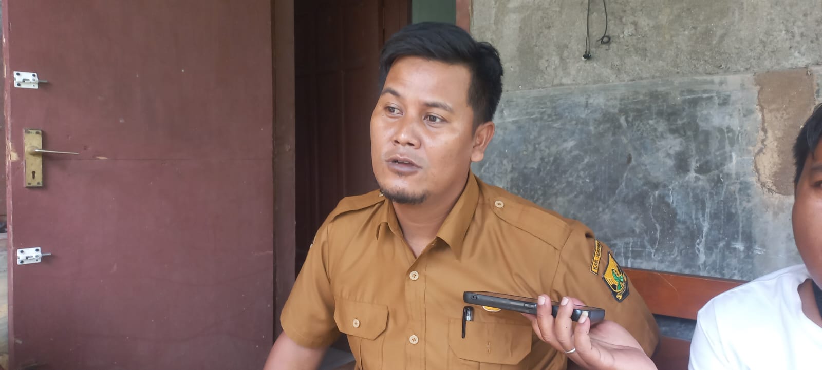 KLARIFIKASI: Sekretaris Desa Mekarjaya, Dasep Darusalam saat memberikan klarifikasi terkait belum dibayarnya insentif kader Posyandu selama delapan bulan, Selasa (27/1/2026). Foto: Karimullah//INILAHSUKABUMI.COM