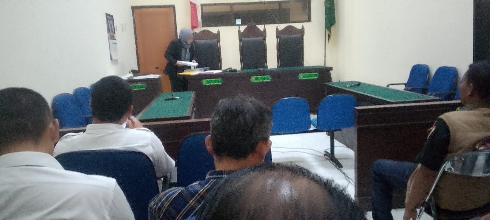 KEMBALI BERSIDANG: Sidang lanjutan perkara gugatan pembayaran Pajak Waris Tanah Natadipura dengan Register Perkara Nomor 34/Pdt.G/2025/PN.Cbd kembali digelar di Pengadilan Negeri Cibadak, tanpa menghadirkan saksi fakta, Rabu (21/1/2026). Foto: KARIMULLAH/INILAHSUKABUMI.COM