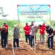 SEREMONIAL: Kapolsek Warungkiara, AKP Retno Panji Setiaji saat menghadir acara penanaman jagung serentak bersama koperasi, kelompok tani, dan pihak terkait lainny di kampung Cigombong, RT 02 RW 02, Desa Warungkiara, Kecamatan Warungkiara, Kabupaten Sukabumi, Kamis (29/01/26). Foto: Karimullah/INILAHSUKABUMI.COM.