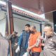 TERTUNDUK LESU: Tersangka kasus korupsi BLT Dana Desa Karangtengah, Kecamatan Cibadak, Sukabumi, GI digiring petugas usai pelimpahan tahap II dari Polres Sukabumi ke Kejaksaan Negeri Kabupaten Sukabumi menuju Lapas di Bandung. Foto: Idam/INILAHSUKABUMI.COM