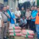 PEDULI: Camat Cibadak, Mulyadi didampingi tokoh Kecamatan Cibadak memberikan bantuan untuk perbaikan rumah Herliyanto (47), warga Kampung batu Asih, rt 003/016, Desa Sekarwangi. FT: IDAM//INILAHSUKABUMI.COM