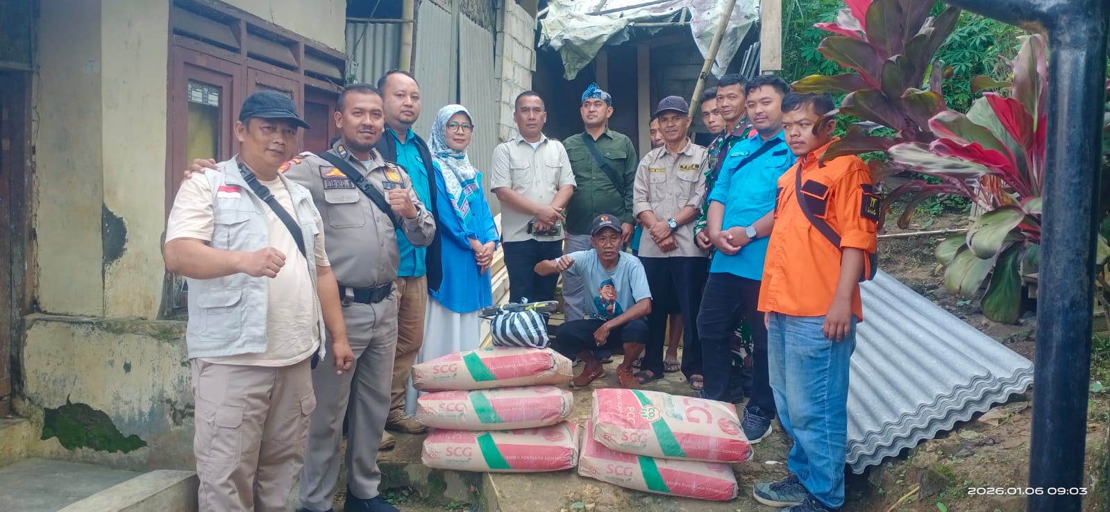 PEDULI: Camat Cibadak, Mulyadi didampingi tokoh Kecamatan Cibadak memberikan bantuan untuk perbaikan rumah Herliyanto (47), warga Kampung batu Asih, rt 003/016, Desa Sekarwangi. FT: IDAM//INILAHSUKABUMI.COM