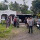 DIJAGA KETAT: Aparat gabungan berjaga di sekitar Musala Abdal Jabbar Eyang Santri, Desa Girijaya, Kecamatan Cidahu, Kabupaten Sukabumi, saat pelaksanaan eksekusi lahan. Pihak kuasa hukum menegaskan makam dan musala tidak termasuk dalam objek eksekusi. Sumber Foto: Isimewa
