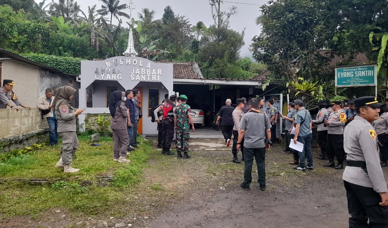 DIJAGA KETAT: Aparat gabungan berjaga di sekitar Musala Abdal Jabbar Eyang Santri, Desa Girijaya, Kecamatan Cidahu, Kabupaten Sukabumi, saat pelaksanaan eksekusi lahan. Pihak kuasa hukum menegaskan makam dan musala tidak termasuk dalam objek eksekusi. Sumber Foto: Isimewa