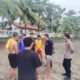 KOORDINASI: Petugas Satpol Airud Polres Sukabumi bersama Balawista dan warga melakukan koordinasi di lokasi kejadian hilangnya dua wisatawan di Pantai Cisolok, Kabupaten Sukabumi, Minggu (18/1/2026), dalam upaya pencarian korban terseret ombak. Sumber Foto: Ist