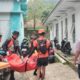 DIEVAKUASI: Jenazah Angga Ardiansyah (30), wisatawan asal Bogor saat dibawa Tim SAR ke RSUD Palabuharatu, Selasa (20/1/2026). Foto: Istimewa