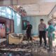 MENENANGKAN: Seorang anggota Polsek Cikembar menenangkan warga yang rumahnya terbakar di Kampung Citengah RT 07 RW 02, Desa Sukamulya, Kecamatan Cikembar sekira pukul 08.00 WIB. FT: KARIMULLAH//INILAHSUKABUMI.COM