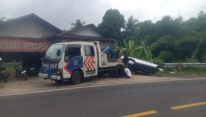 Di Warungkiara Sukabumi, Minibus Tabrak Warung